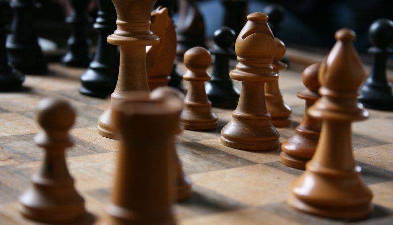 Qualquer um pode ganhar um milhão de dólares solucionando este mistério  matemático de xadrez