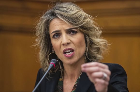 A jornalista Sandra Felgueiras a falar com a mão levantada.