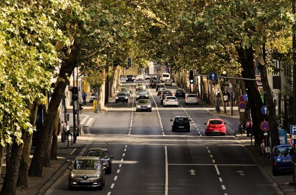 Uma estrada com alguns automóveis