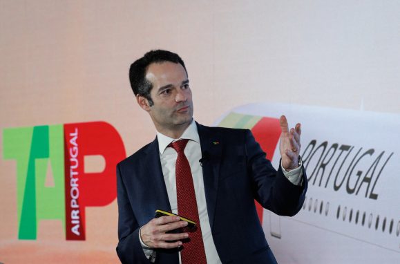 Ex-presidente executivo da TAP, Antonoaldo Neves, discursa durante evento.