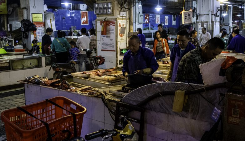 Pessoas num mercado chinês