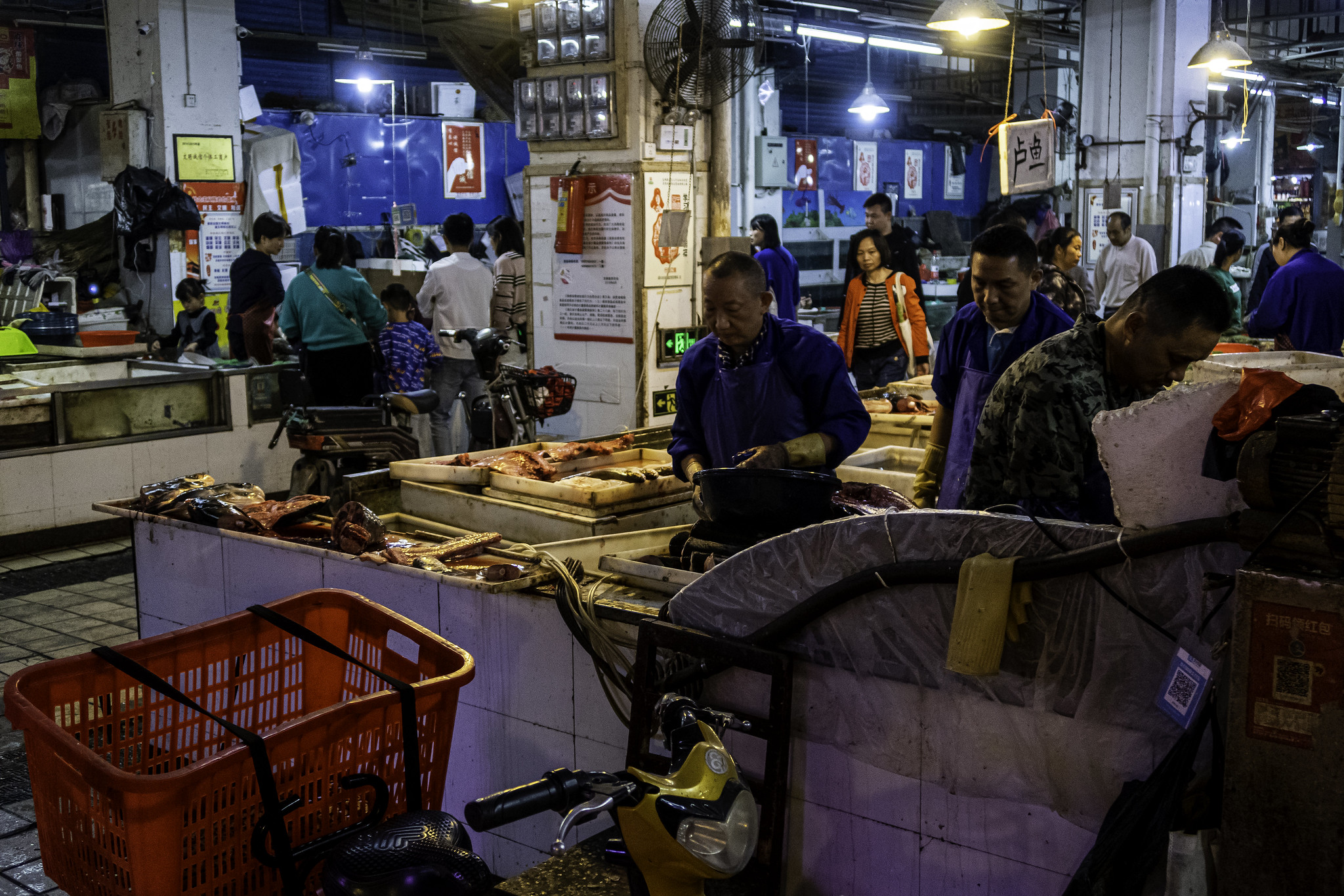 Pessoas num mercado chinês