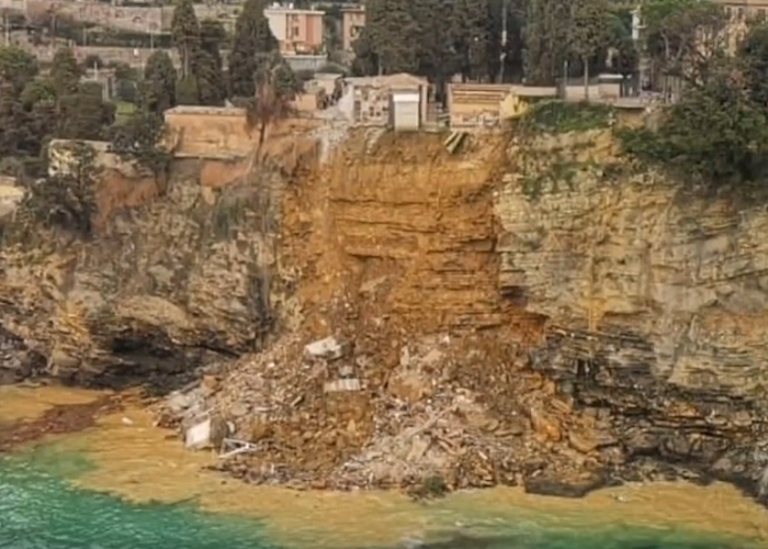 En Italia, ataúdes cayeron por la borda tras deslizamiento de tierra en cementerio
