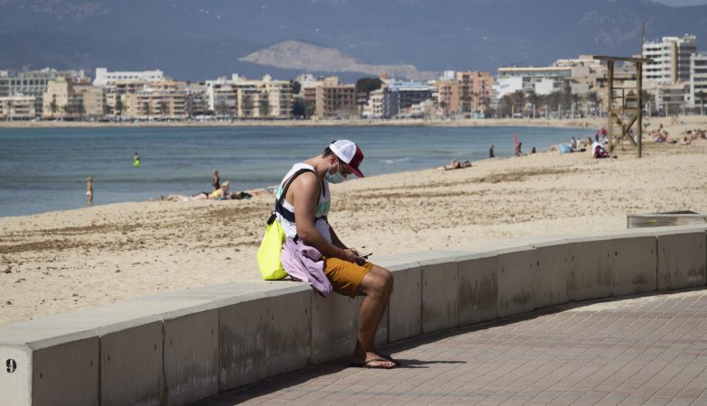 España se prepara para retirarse del uso forzoso de máscaras en las playas