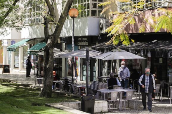 Uma esplanada em Lisboa.