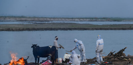 Dezenas de corpos de vítimas de covid-19 encontrados nas margens do rio Ganges