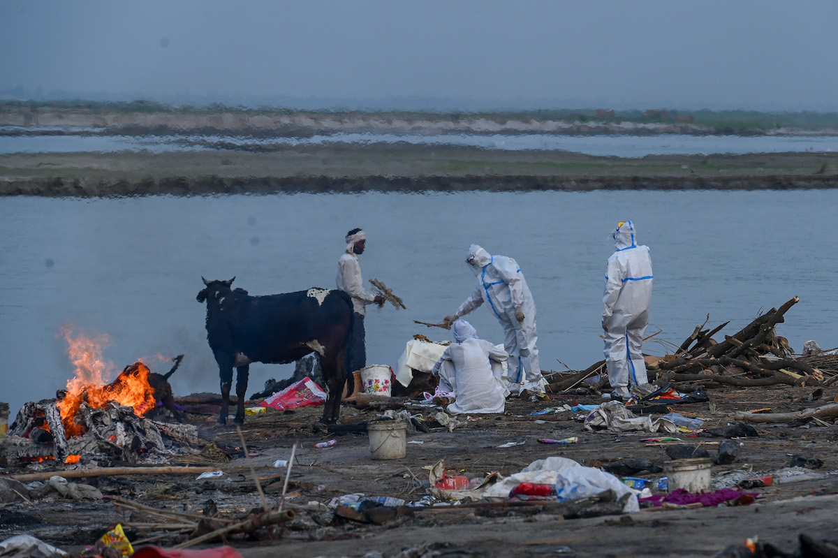 Dezenas de corpos de vítimas de covid-19 encontrados nas margens do rio Ganges