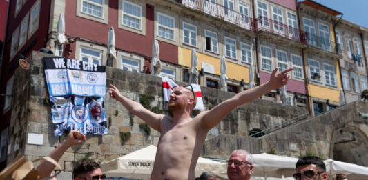 Adeptos ingleses na Ribeira do Porto.