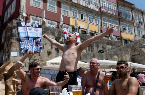 Adeptos ingleses na Ribeira do Porto.