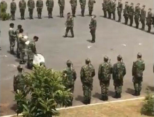 militares a cantar hino do Sporting na parada