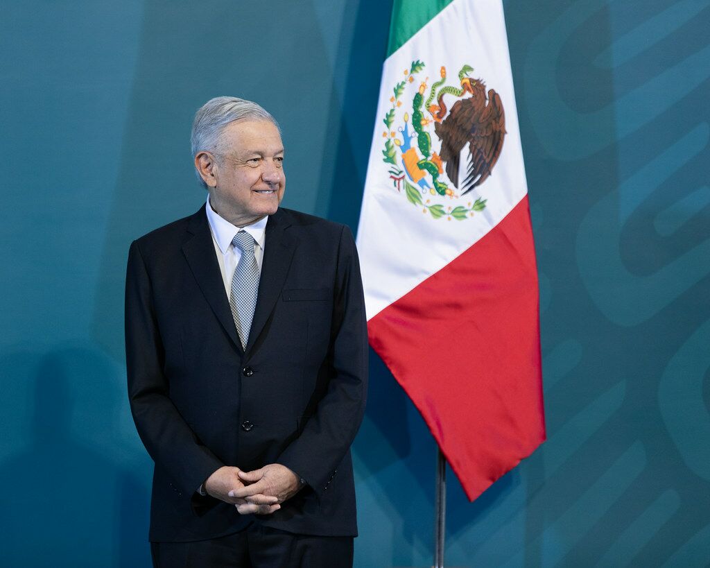 El presidente de México dice que el video de un hermano recibiendo dinero es una “difamación política”