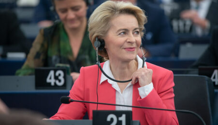 Pfizergate Abala UE. Mensagens De Von Der Leyen Com CEO Investigadas