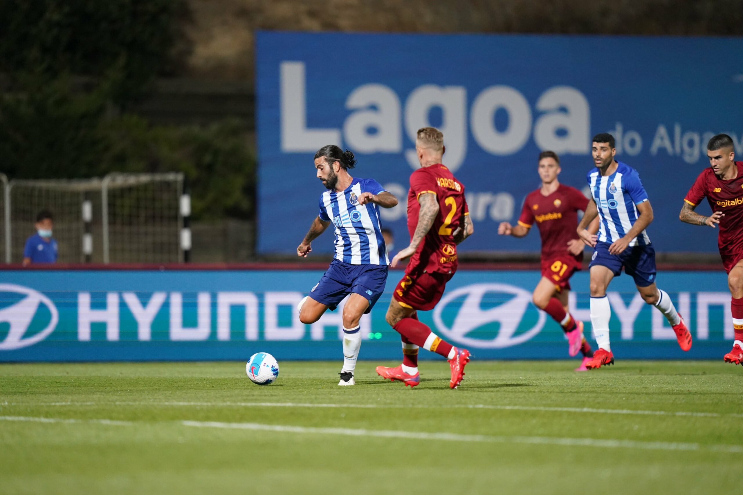 FC Porto empata com a Roma em jogo manchado por conflito ...