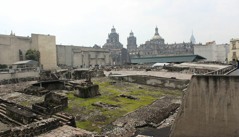 México construye un templo azteca falso (en lugar de restaurar el original)