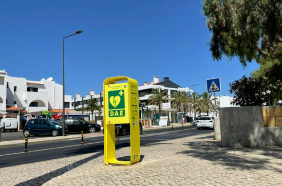 Desfibrilhador na rua em Albufeira, no Algarve.