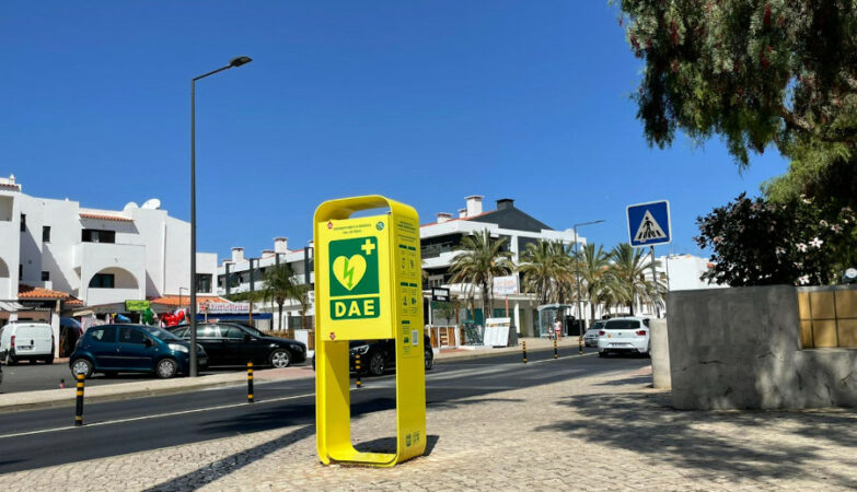 Desfibrilhador na rua em Albufeira, no Algarve.
