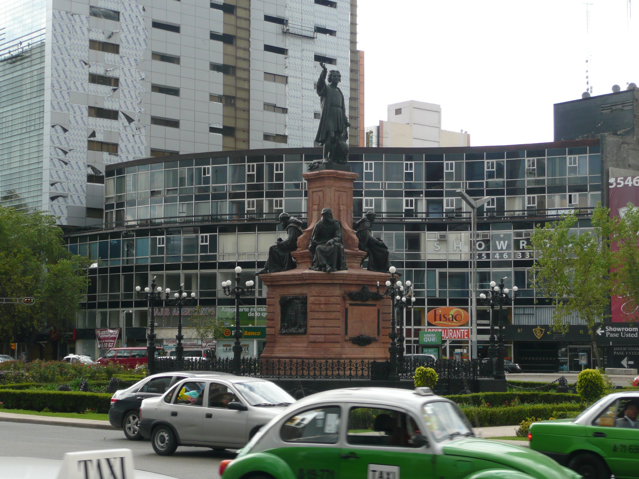 Estatua removida.  Indígena mexicano en lugar de Colón