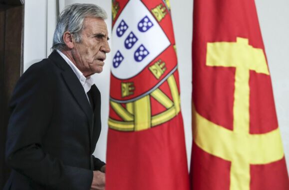 O secretário-geral do PCP, Jerónimo de Sousa, com a bandeira de Portugal e a bandeira do Partido Comunista Português na imagem