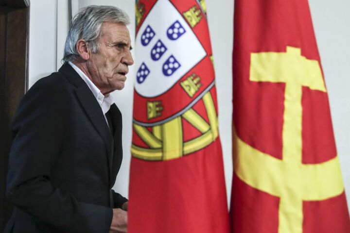 O secretário-geral do PCP, Jerónimo de Sousa, com a bandeira de Portugal e a bandeira do Partido Comunista Português na imagem