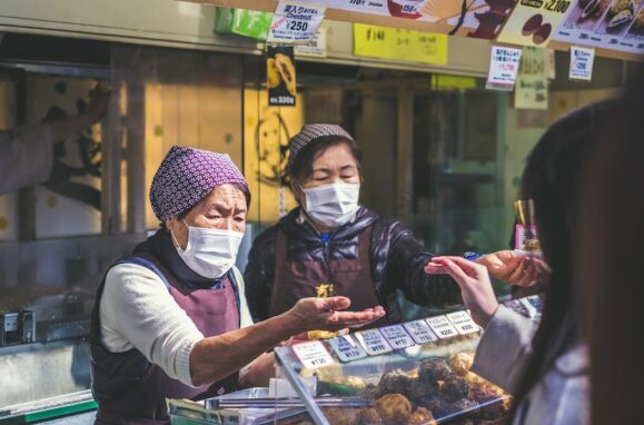 Duas vendedoras num mercado japonês