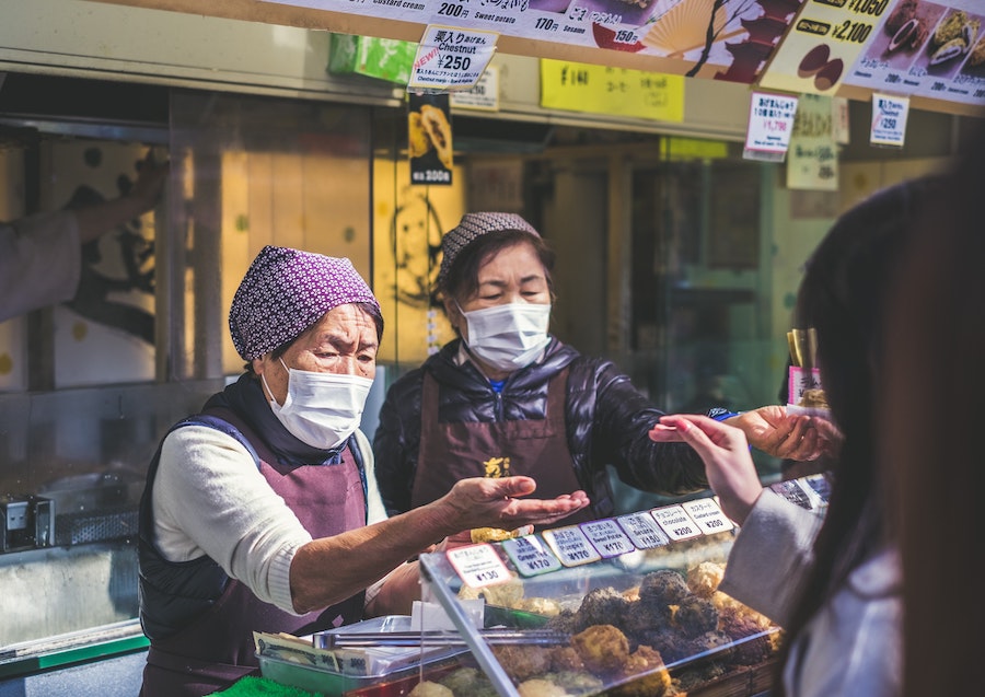 Duas vendedoras num mercado japonês