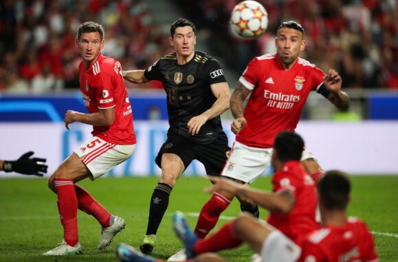 Otamendi e Vertonghen disputam a bola com Lewandowski