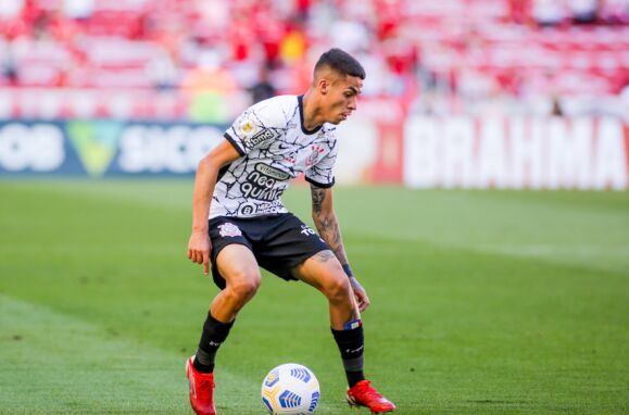 Gabriel Pereira, médio do Corinthians, com a bola nos pés.