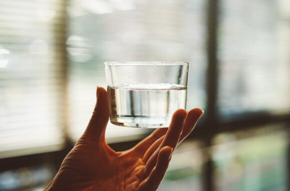 Um copo com água