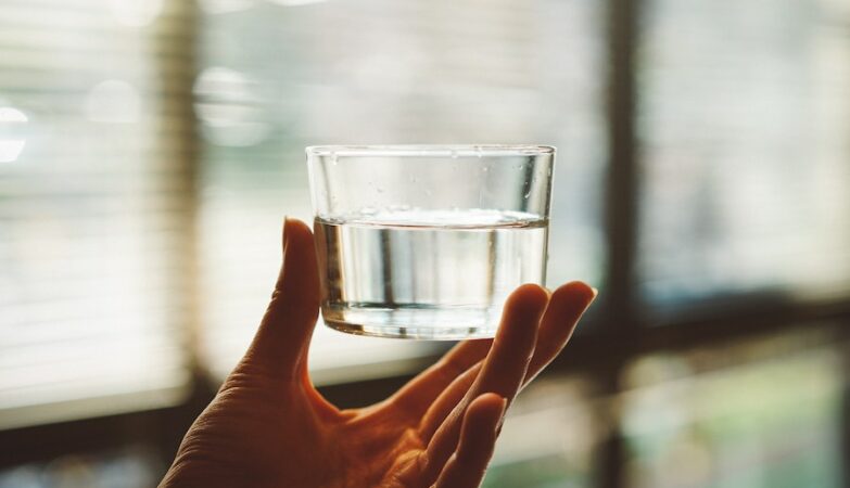Um copo com água