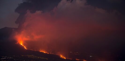 Vulcão Cumbre Vieja lança lava, cinzas e fumo em La Palma