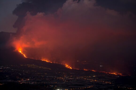 Vulcão Cumbre Vieja lança lava, cinzas e fumo em La Palma