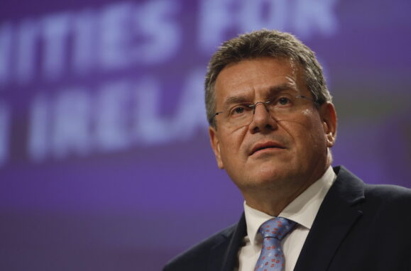 O vice-presidente da Comissão Europeia, Maros Sefcovic, na apresentação das propostas da UE para a Irlanda do Norte