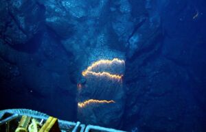 Um tubo de lava incandescente de um vulcão submarino