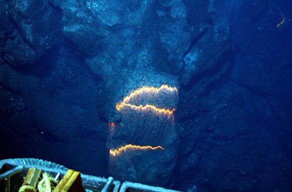 Um tubo de lava incandescente de um vulcão submarino