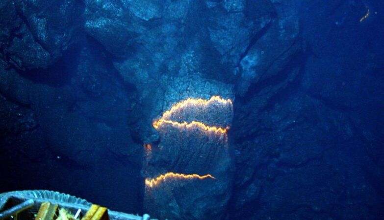 Um tubo de lava incandescente de um vulcão submarino
