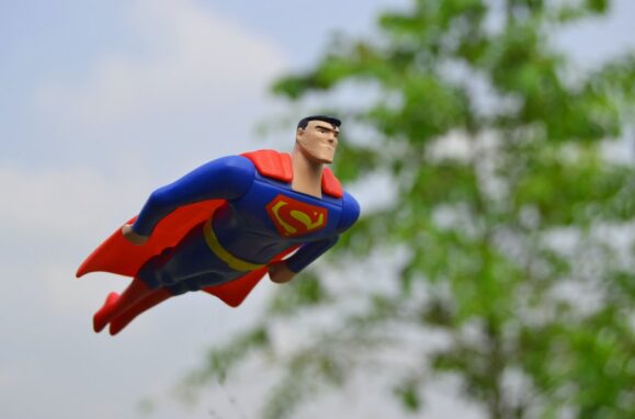 Um boneco do Super-Homem a voar