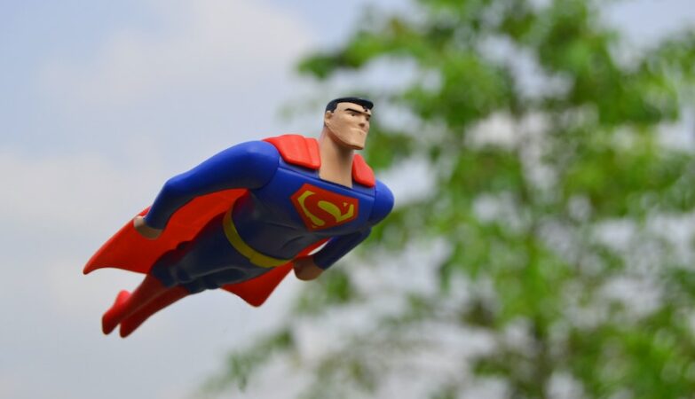 Um boneco do Super-Homem a voar