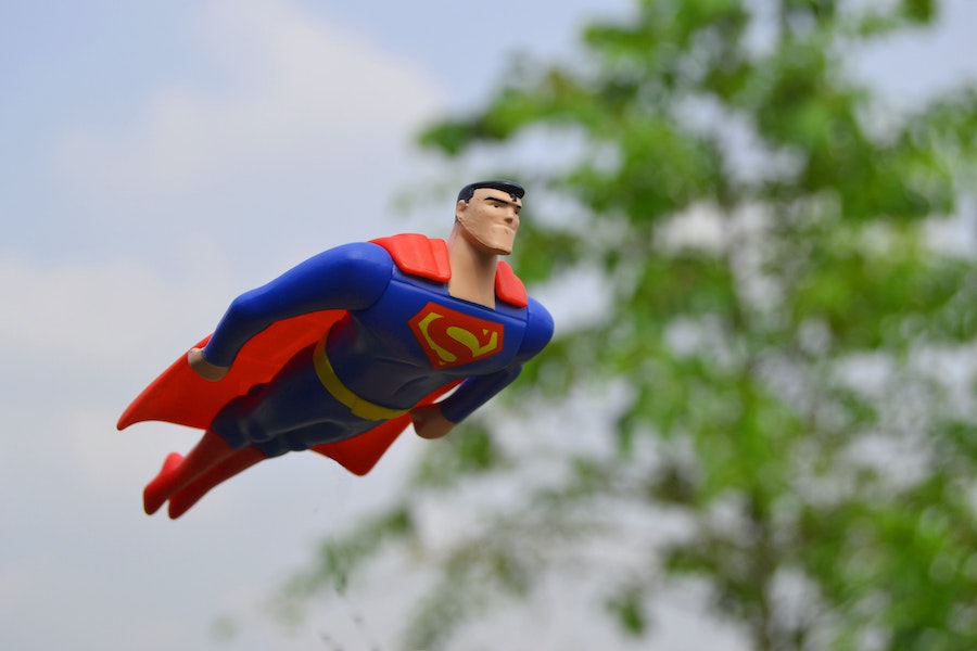 Um boneco do Super-Homem a voar