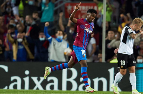 Ansu Fati, extremo do Barcelona, a festejar um golo frente ao Valência.