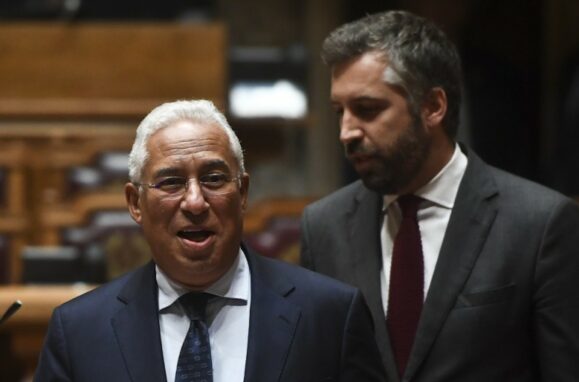 O primeiro-ministro António Costa com o ministro Pedro Nuno Santos