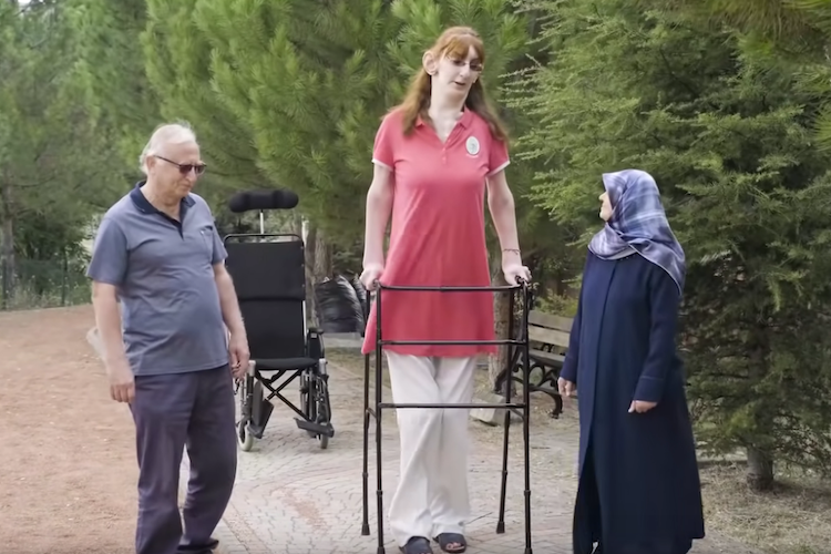 Rumeysa Gelgi Is The Tallest Woman In The World - ZAP » World » Prime Time Zone