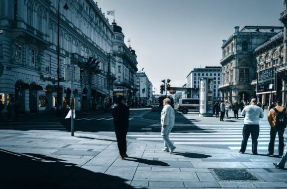 Pessoas a andar na rua em Viena, Áustria