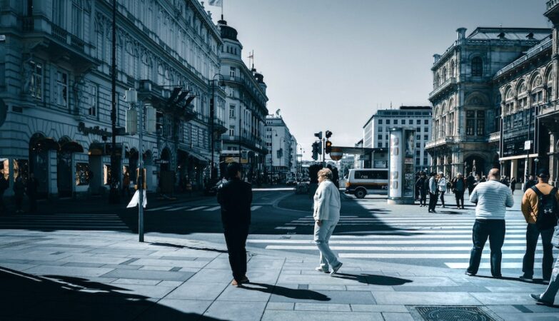 Pessoas a andar na rua em Viena, Áustria