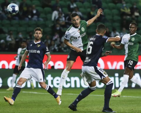 Sarabia (2E) do Sporting disputa a bola com Ricielli (2D) do Famalicão durante jogo da Taça da Liga