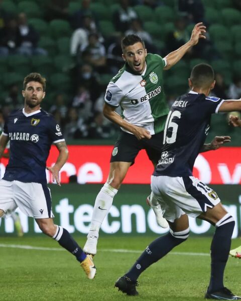 Sarabia (2E) do Sporting disputa a bola com Ricielli (2D) do Famalicão durante jogo da Taça da Liga