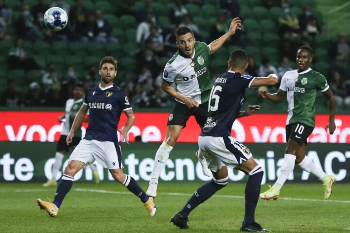 Sarabia (2E) do Sporting disputa a bola com Ricielli (2D) do Famalicão durante jogo da Taça da Liga