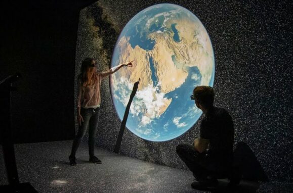 Pessoas a explorar o mapa 3D mais detalhado do Universo com realidade virtual
