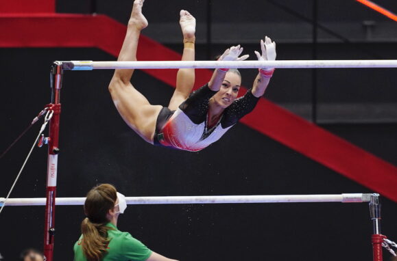 Filipa Martins, ginasta do Acro Clube da Maia na modalidade de barras fixas.