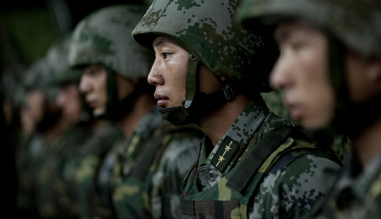 Soldados do exército chinês alinhados.