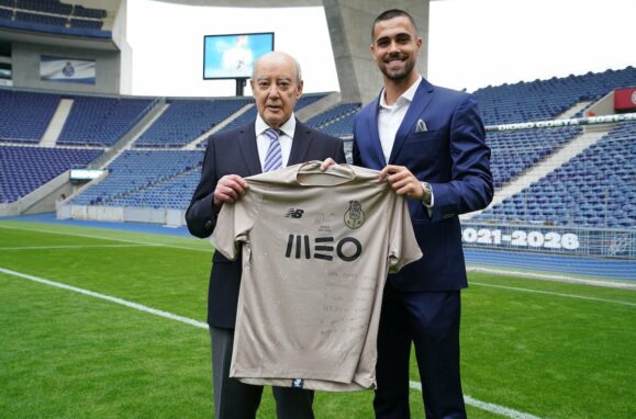 Pinto da Costa, presidente do FC Porto, com o guarda-redes Diogo Costa